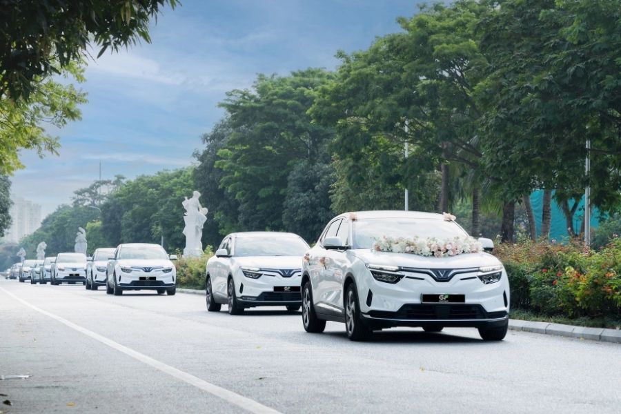 Đội xe Khánh Hưng Travel với đa dạng mẫu mã, màu sắc, kiểu dáng,... đáp ứng mọi nhu cầu thuê xe cưới của các cặp đôi