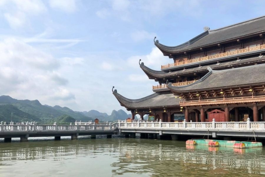 Chùa Hương còn hấp dẫn bởi phong cảnh thiên nhiên hùng vĩ